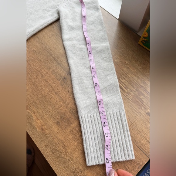 Theory Women’s  Light Gray Cashmere Sweater Size M - Picture 5 of 7